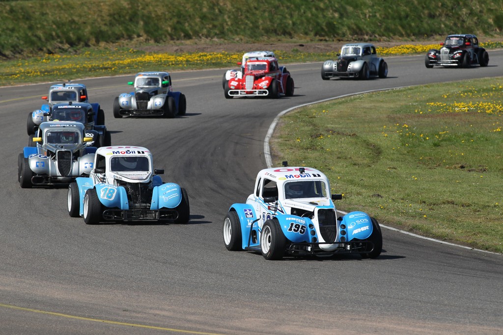 Magnus Madsen fra MRacing gjorde rent bord i premieren
(Foto: Henning Smed Madsen)